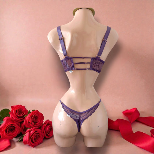 Conjunto de Lencería Morado con Encaje Floral y Cut-Out - Talla M